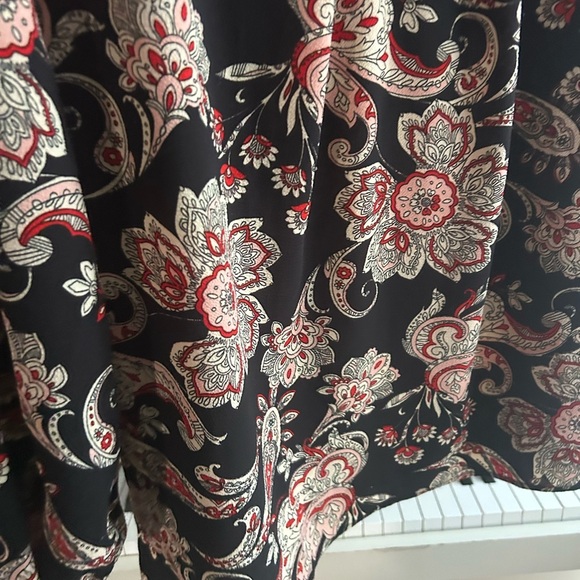 Faith and Joy Black and Red Floral Key Hole Blouse L - Picture 15 of 16